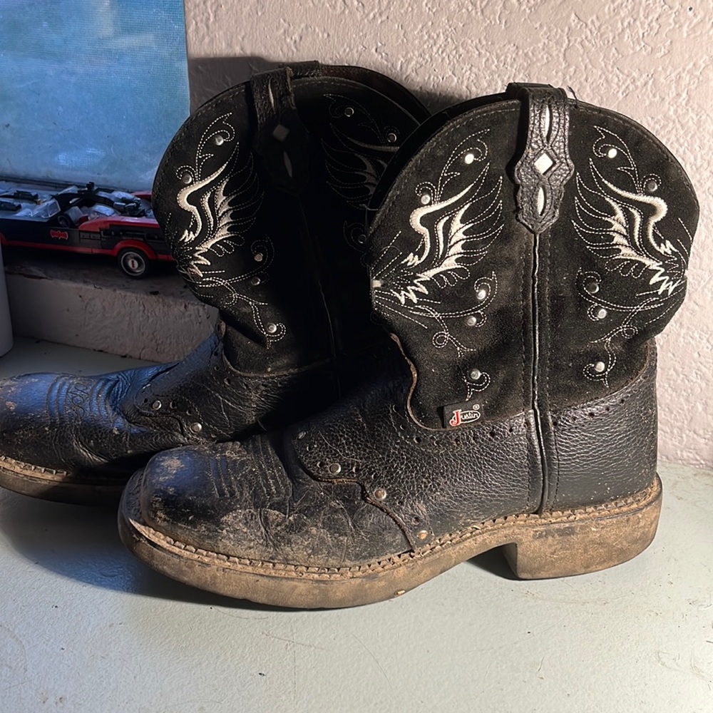 Black justin’s size 8